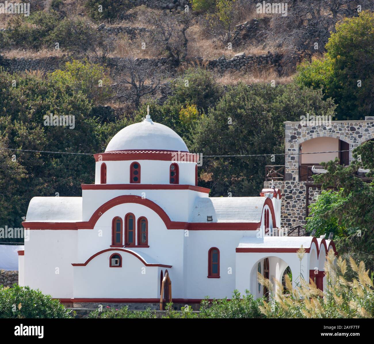 Braune weiße Kirche auf der Vulkaninsel Nisyros an der ägetischen See Griechenland Stockfoto