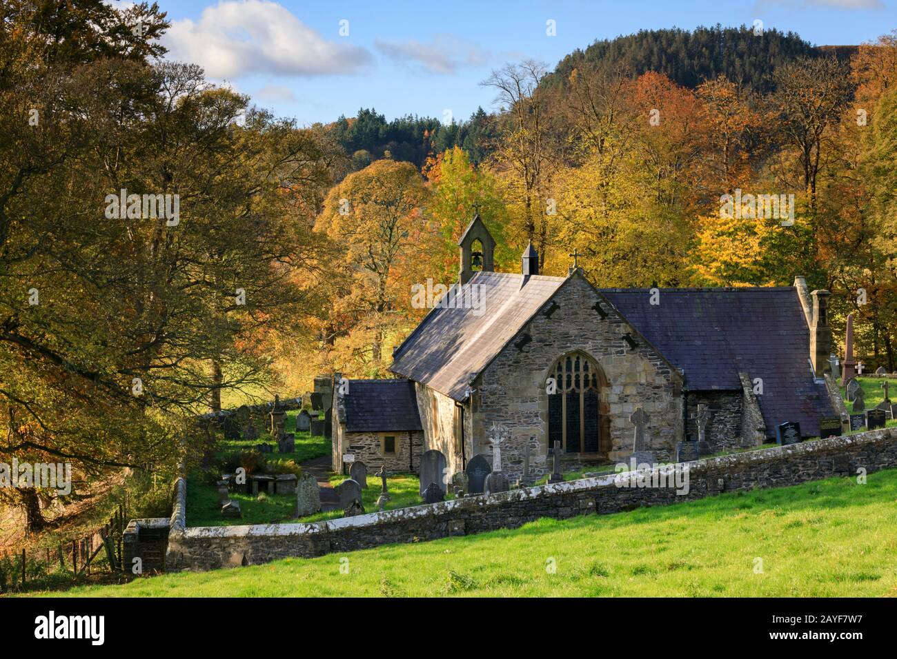 Llantysilio Kirche im Dee Tal, bei Llangollen in Nordwales, an einem Nachmittag im Herbst gefangen genommen. Stockfoto