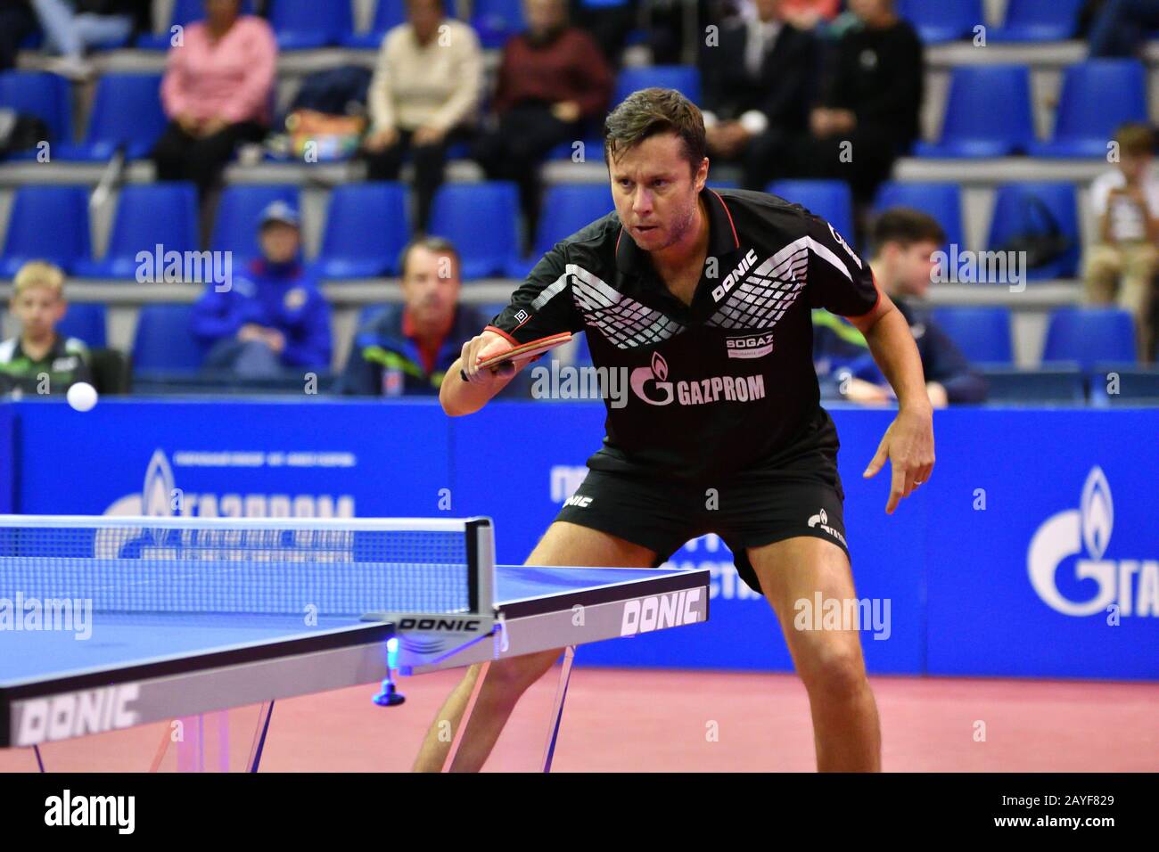 Orenburg, Russland - 28. September 2017 Jahre: Junge treten im Spiel Tischtennis den europäischen Champion an Stockfoto