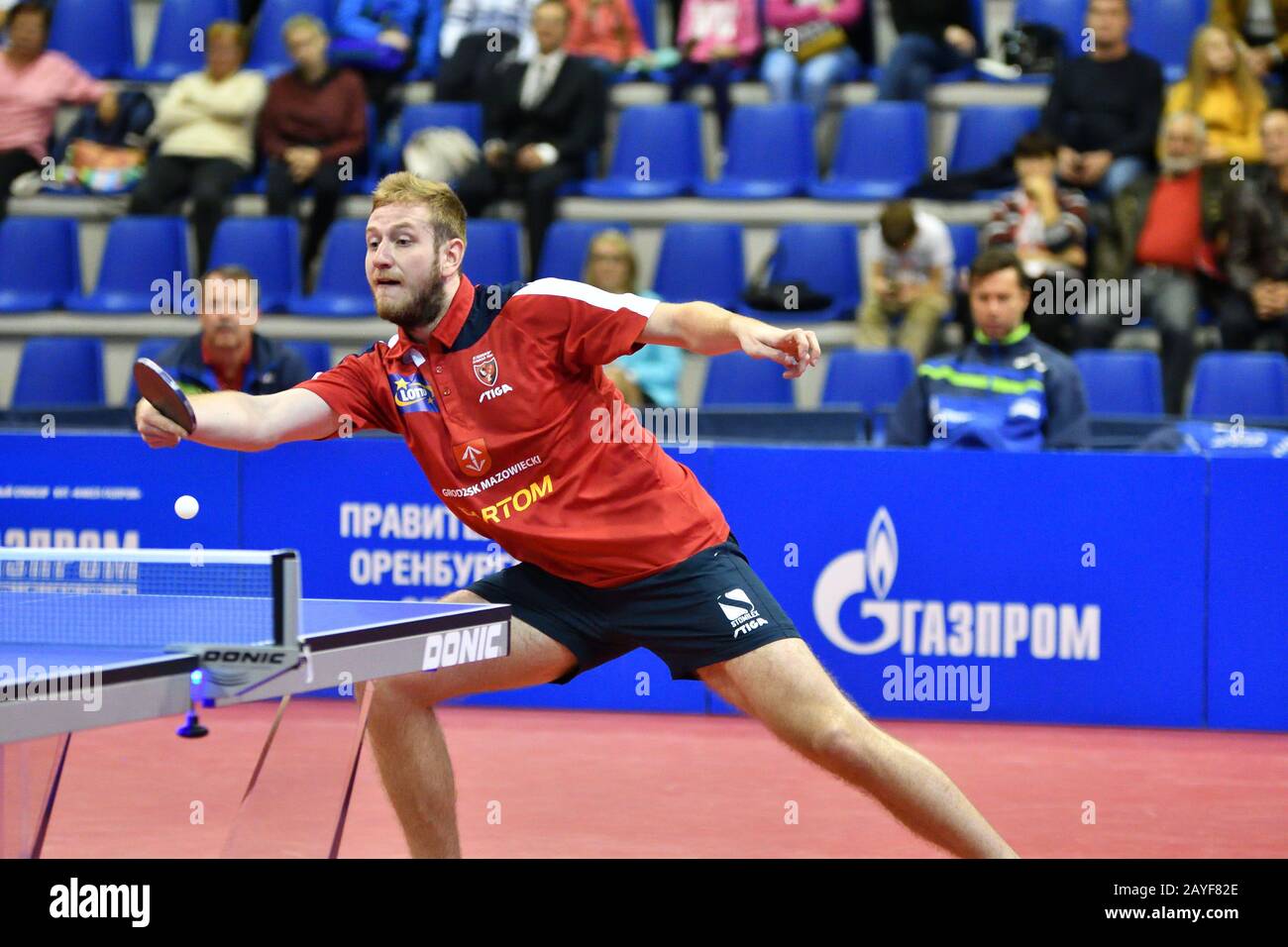 Orenburg, Russland - 28. September 2017 Jahre: Junge treten im Spiel Tischtennis den europäischen Champion an Stockfoto