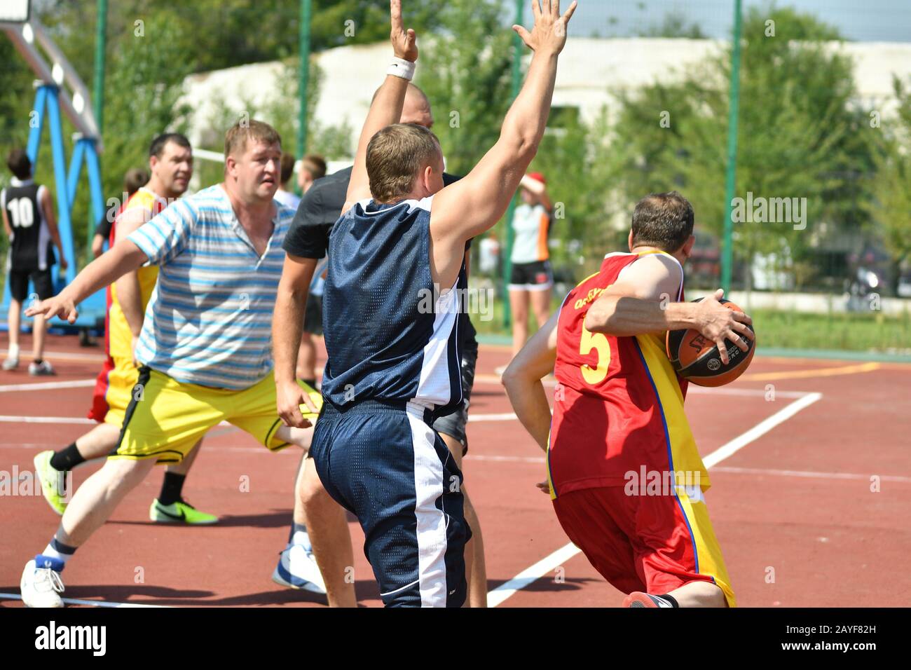 Orenburg, Russland - 30. Juli 2017 Jahr: Männer spielen Street-Basketball in der zweiten Runde des Sommers Stockfoto