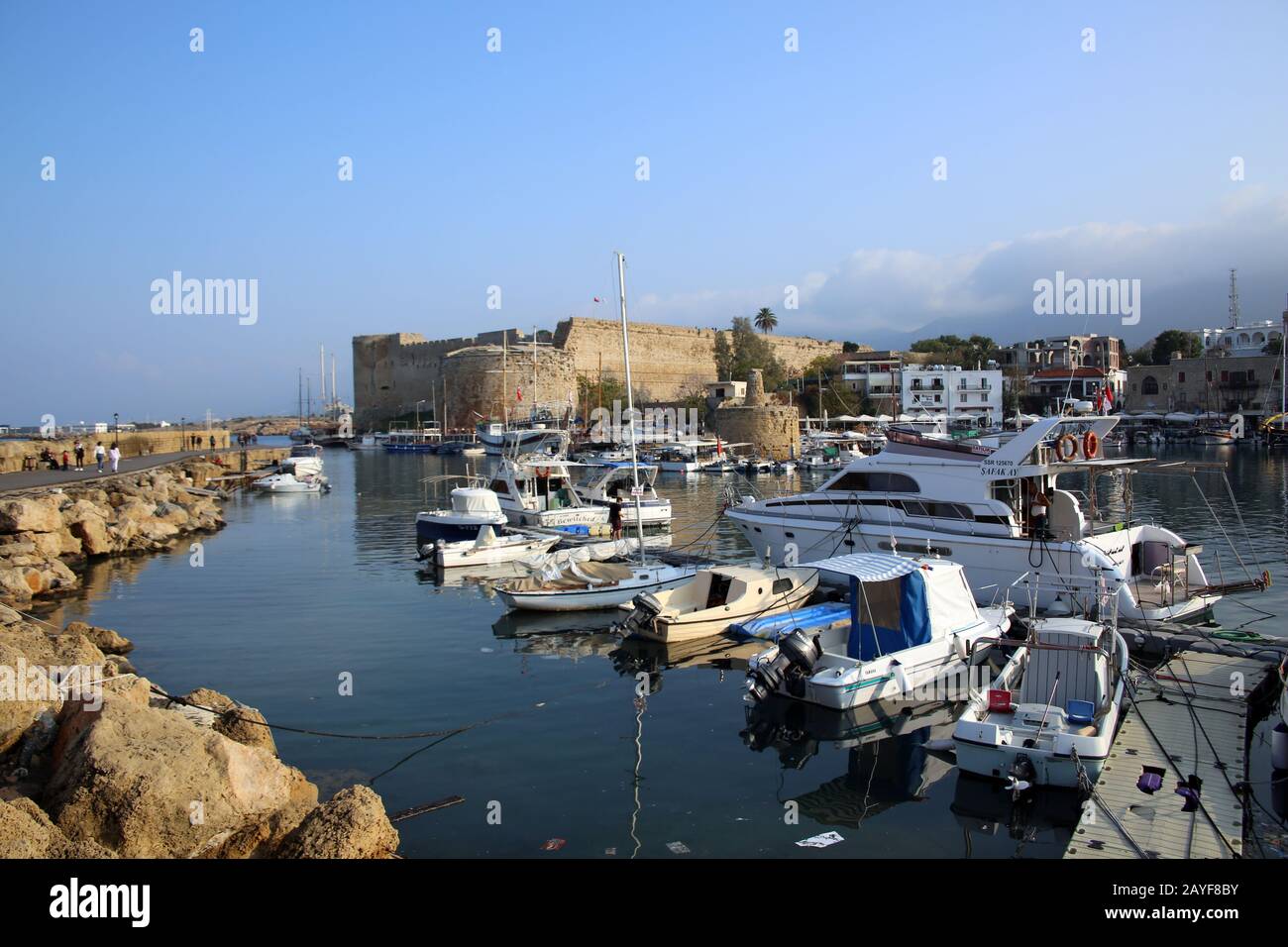 Historischer Hafen von Kyrenia mit der Burg im Hintergrund Stockfoto