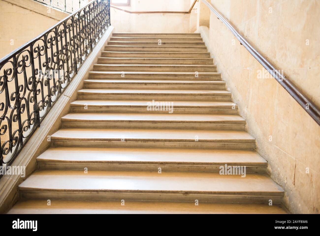 Marmortreppe mit Treppe im Luxussaal Stockfoto