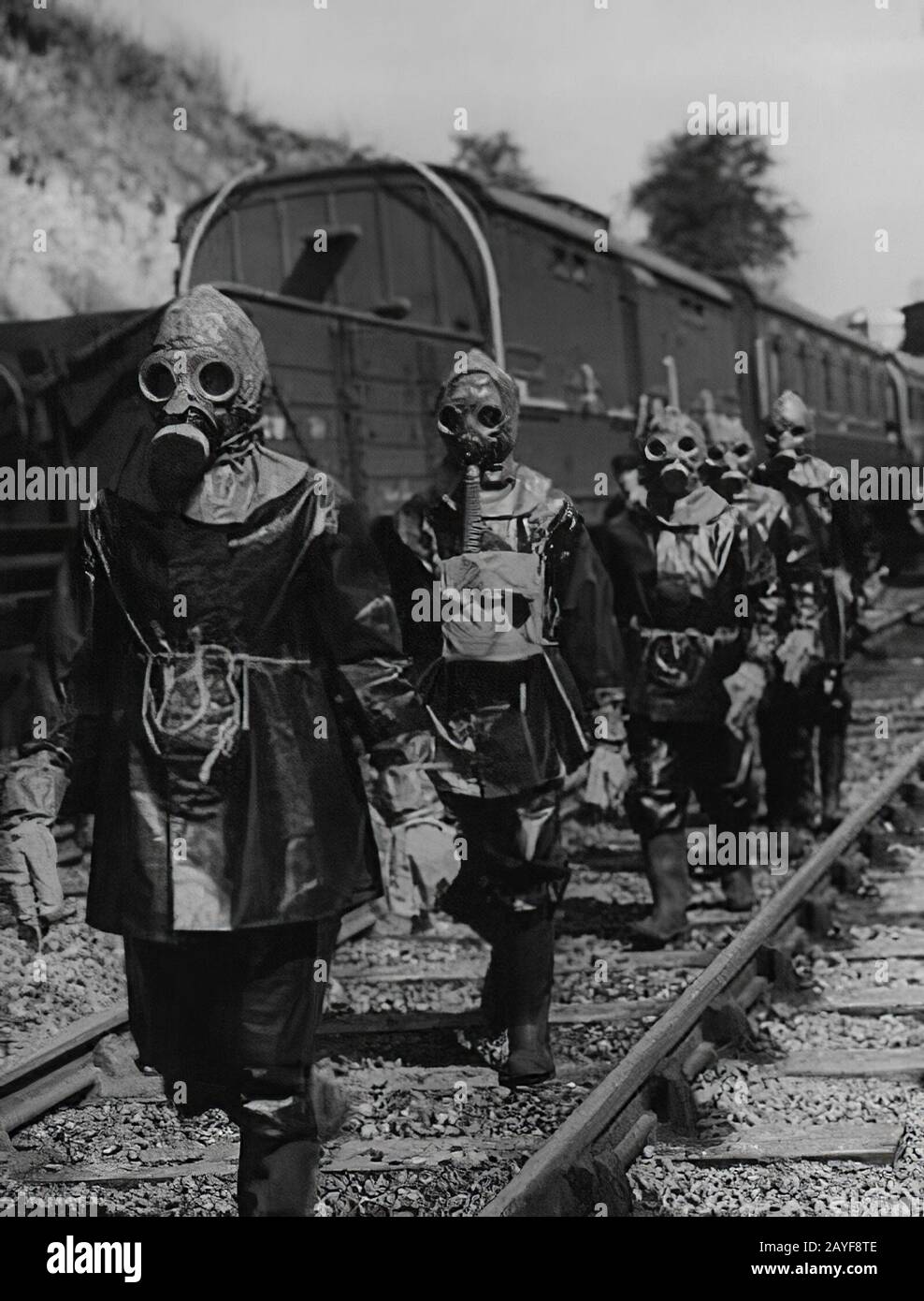 September 1943 ein Einsatzkommando bei einer Trainingsübung zur Umschienung einer Kutsche unter der Bedingung eines Giftgasangriffs auf die Southern Railway, England. Stockfoto