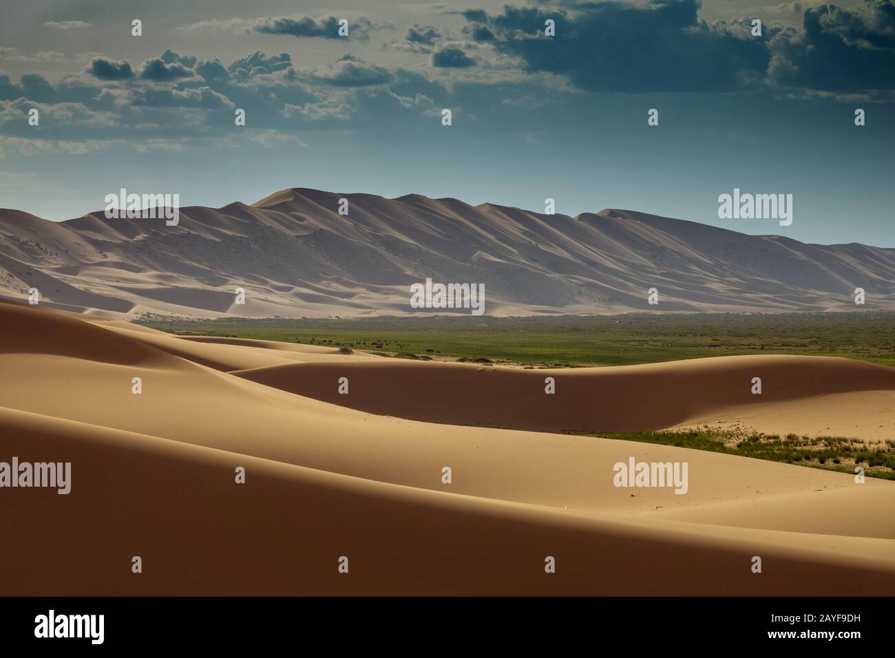 Sanddünen in der Wüste Gobi bei Sonnenuntergang Stockfoto
