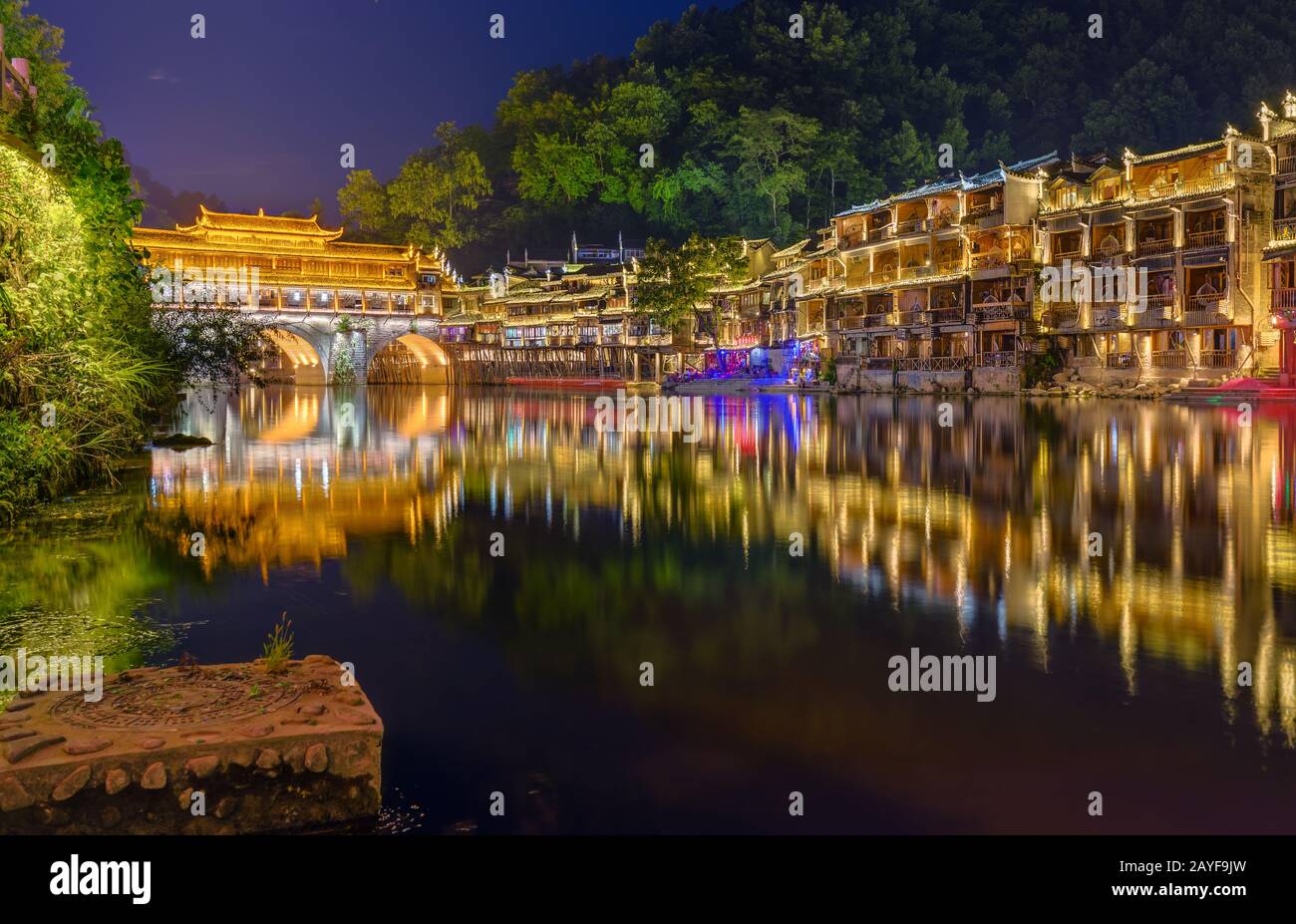 Antike Stadt Fenghuang bei Sonnenuntergang nach Hunan in China Stockfoto