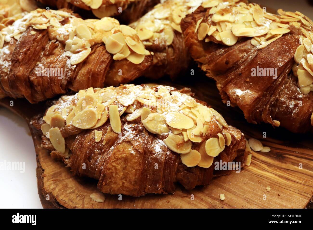 Französische Croissants mit Mandelflocken und Puderzucker Stockfoto