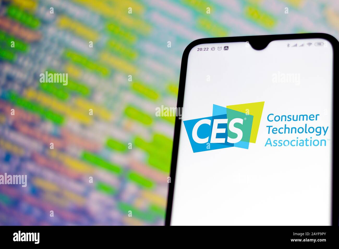 In dieser Abbildung wird eine CES-Logo-App (International Consumer Electronics Show) auf einem Smartphone angezeigt. Stockfoto