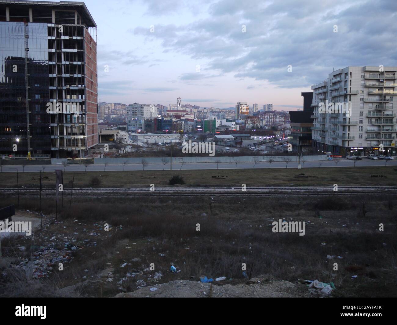 Ein Blick auf das Zentrum von Pristina von den neuen Bezirken Stockfoto