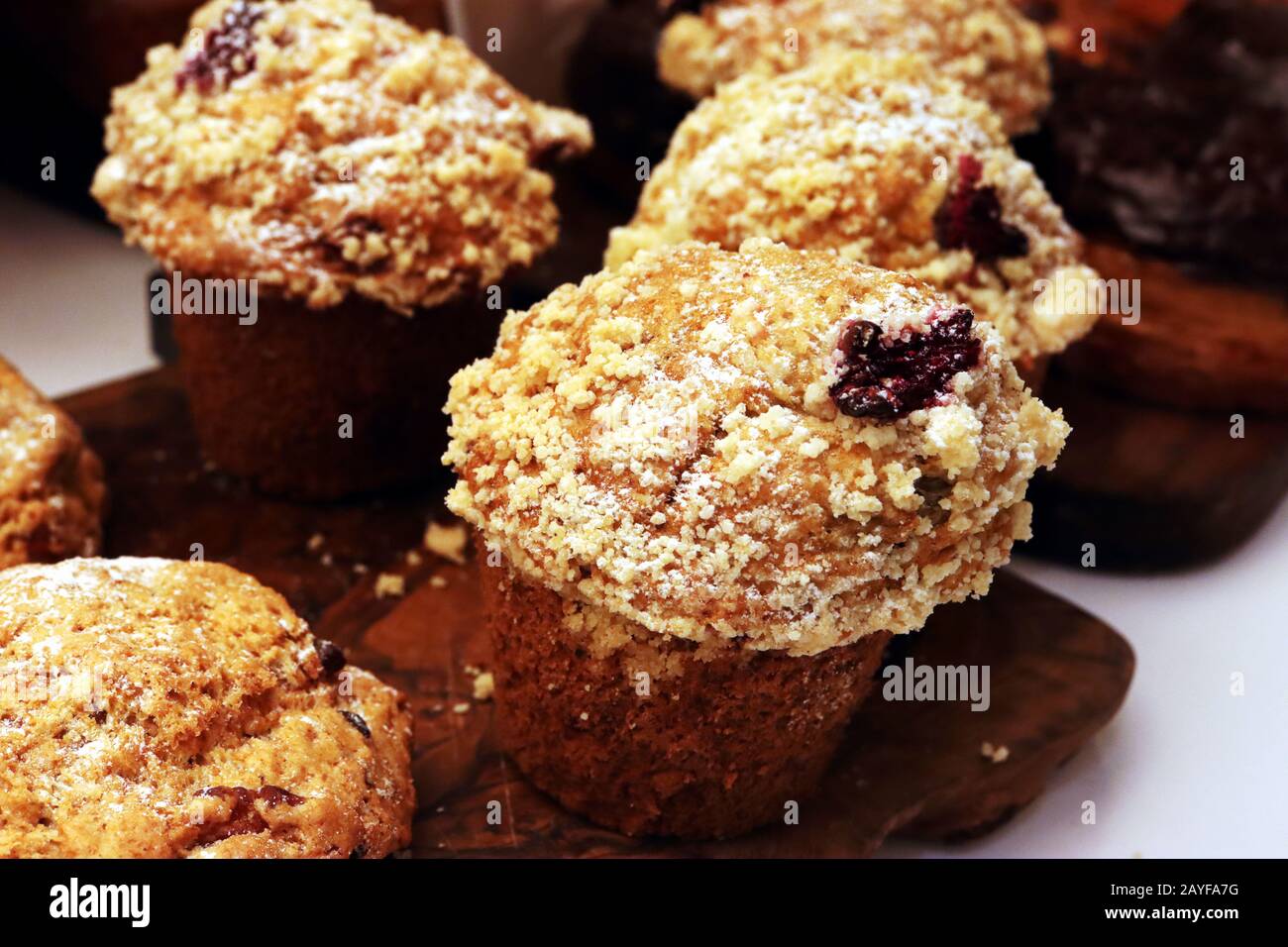 Hausgemachte Blaubeer-Muffins mit Puderzucker auf Holztabletts Stockfoto