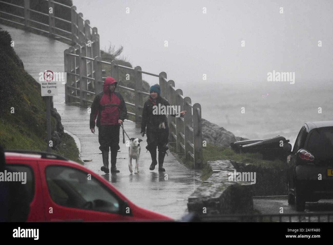 Swansea, 15. Februar 2020. Großbritannien: Wetterwanderer trotzen dem Wetter in Caswell Bay, Gower, da Sturm Dennis schlechtes Wetter nach Swansea in Südwales bringt, da Großbritannien von Winden mit 70 km/h und starkem Regen getroffen wird, da ein anderer namentlich genannter Sturm das Wochenende stört. Stockfoto