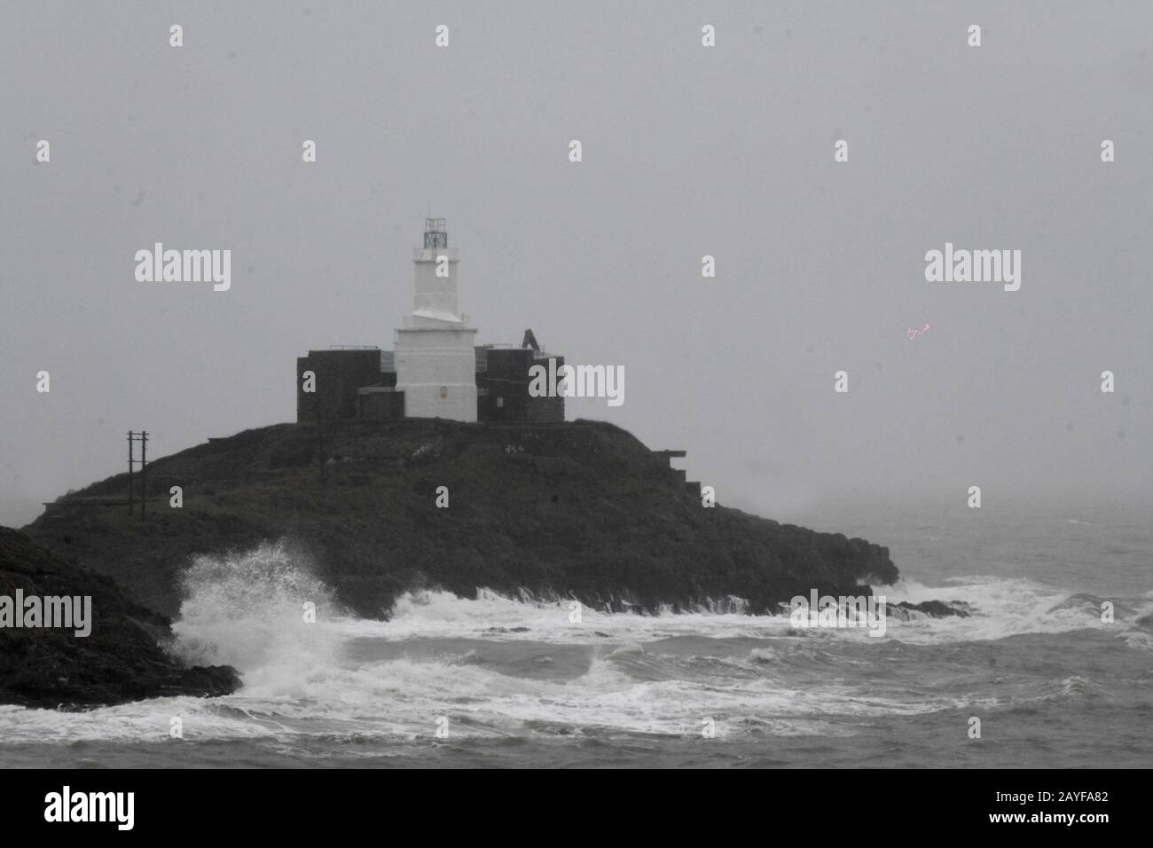 Swansea, 15. Februar 2020. Wetter in Großbritannien: Raue Meere in Mumbles Head als Sturm Dennis schlechtes Wetter nach Swansea in Südwales bringt, da Großbritannien von Winden mit 70 km/h und starkem Regen getroffen wird, während ein anderer namentlich genannter Sturm das Wochenende stört. Stockfoto