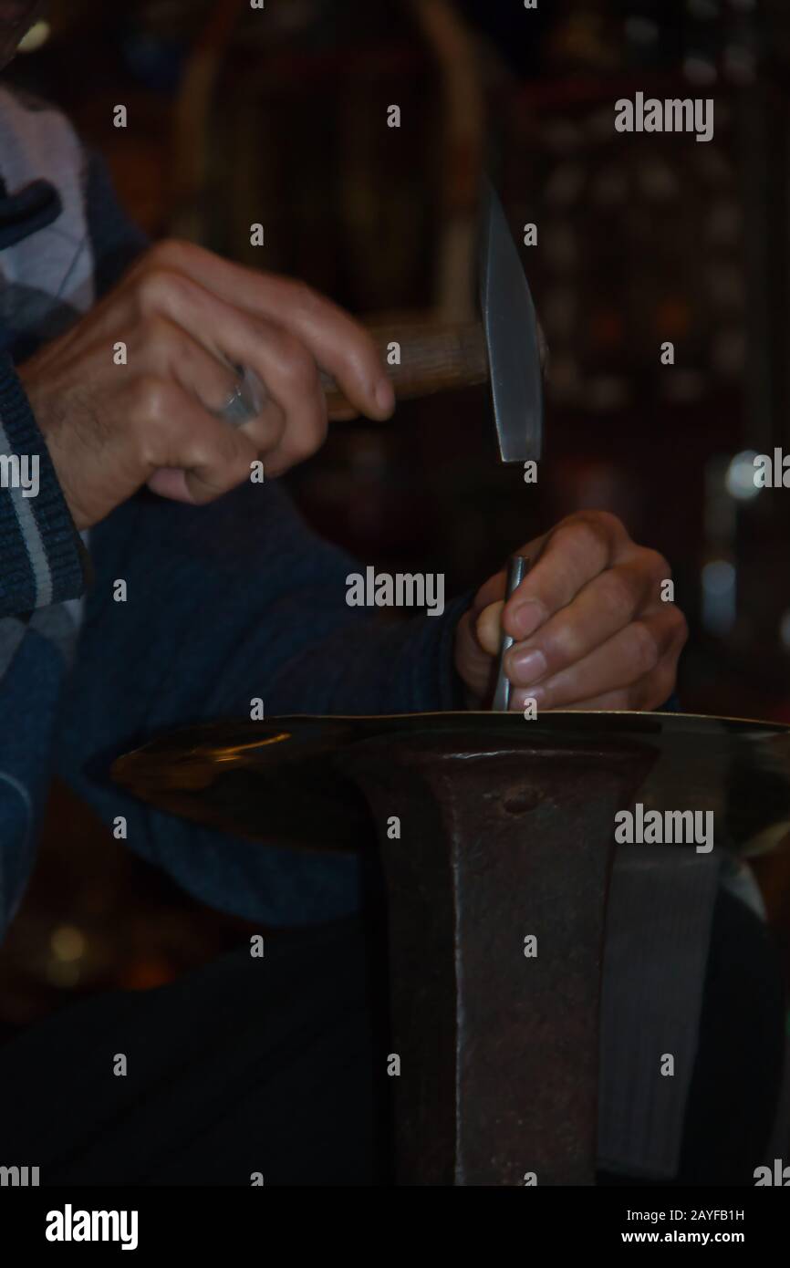 Nahaufnahme der Hände eines Metallarbeiters in seiner Werkstatt Stockfoto