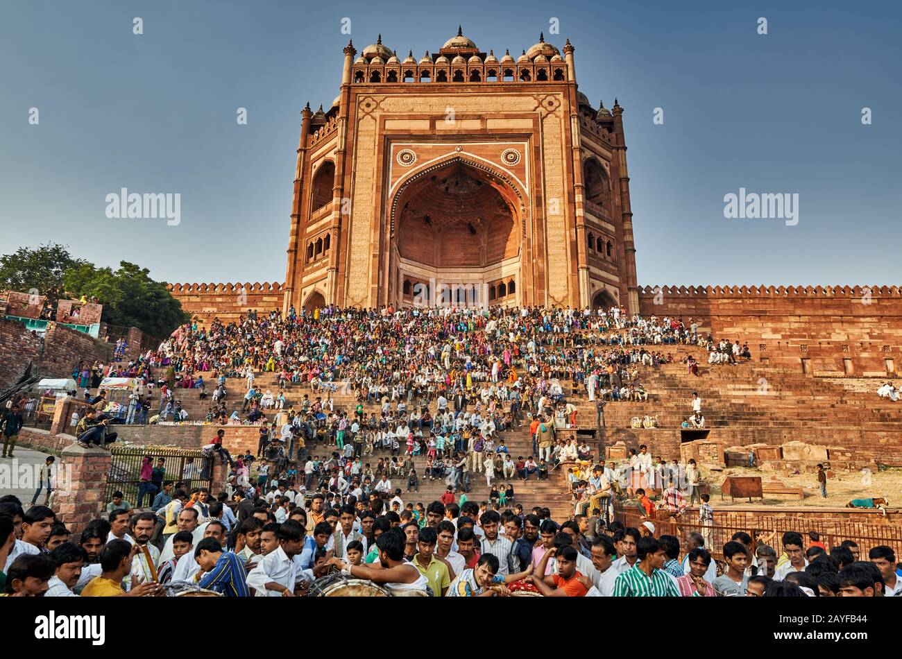 Riesige Menschenmenge in Buland Darwaza, dem 54 Meter hohen Eingang zum Fatehpur Sikri Complex, Fatehpur Sikri, Agra, Uttar Pradesh, Indien Stockfoto