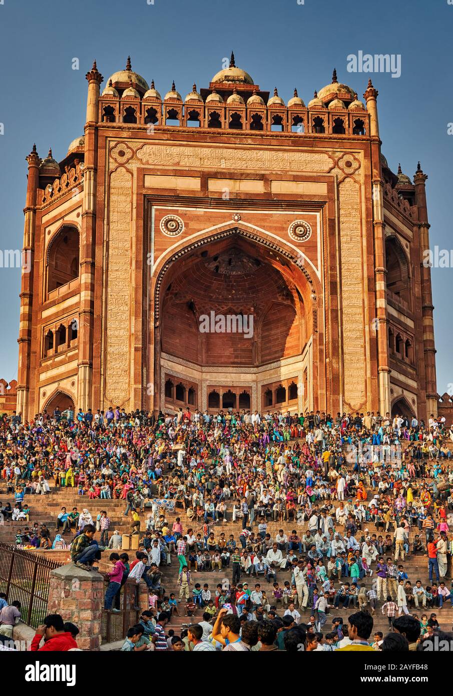Riesige Menschenmenge in Buland Darwaza, dem 54 Meter hohen Eingang zum Fatehpur Sikri Complex, Fatehpur Sikri, Agra, Uttar Pradesh, Indien Stockfoto