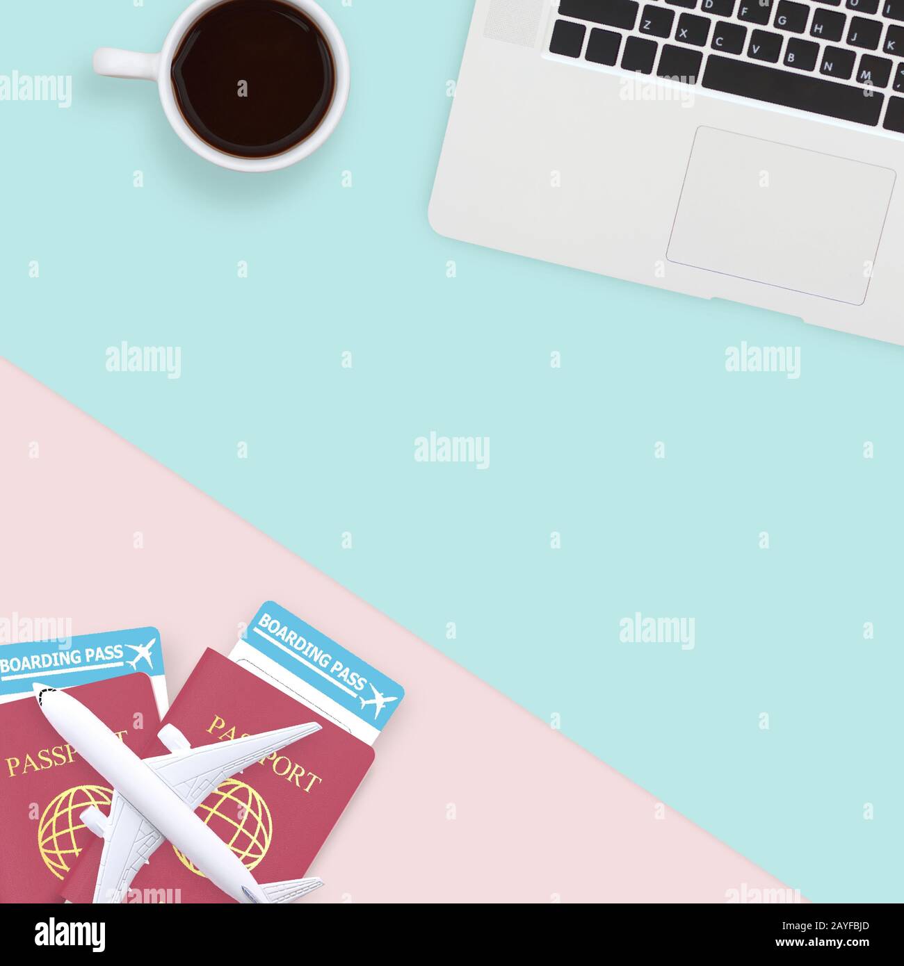Flacher Reisepass, weißes Flugzeugmodell und Computerlaptop auf pastellblauem und pinkfarbenem Hintergrund mit Kopierfläche. Reise-, Visa- und Urlaubskonz Stockfoto