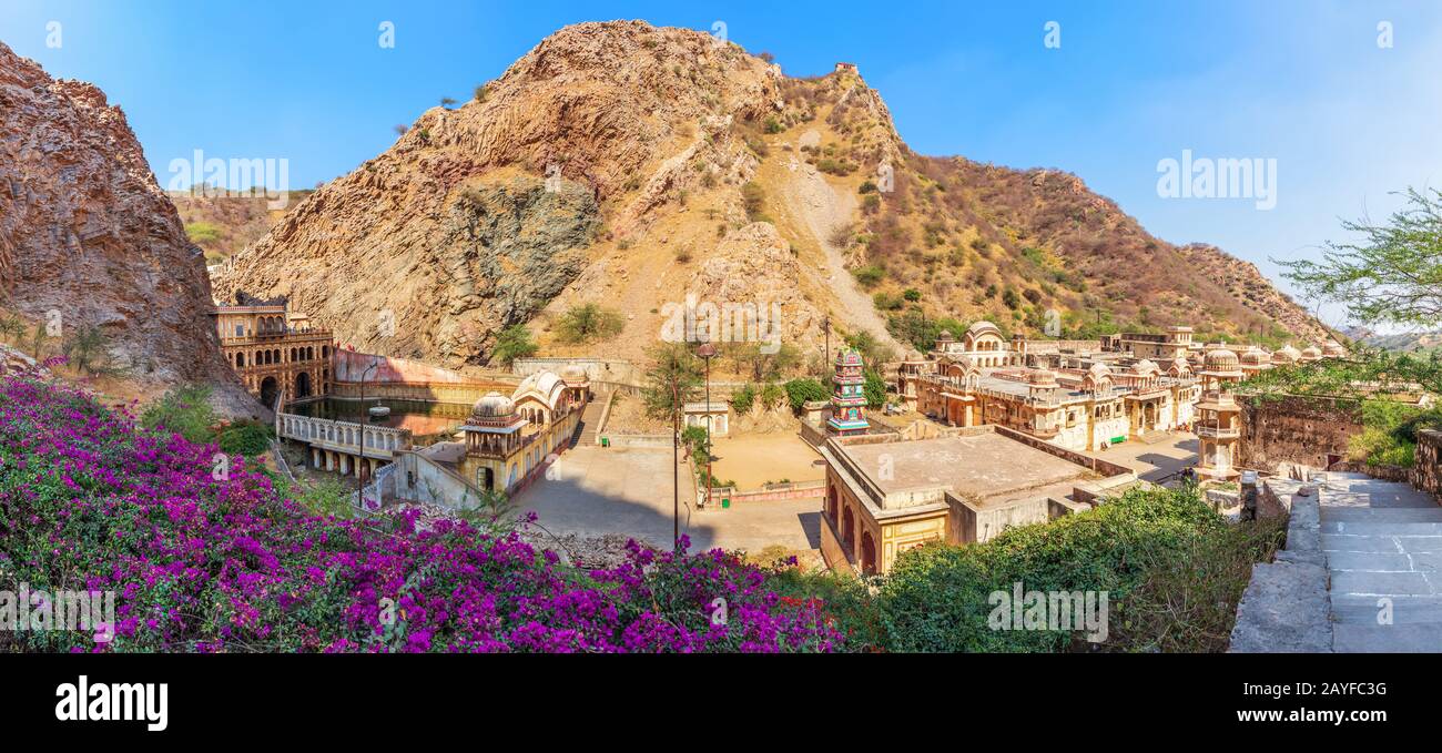 Galta Ji Temple Complex oder Monkey Temple in den Aravalli Hills in Jaipur, Indien, wunderschönes Panorama Stockfoto