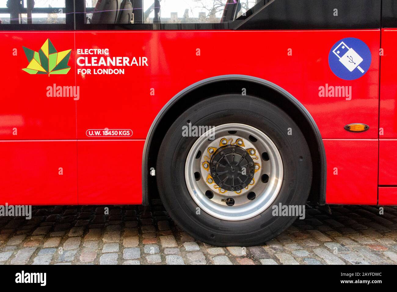 Ein brandneuer 100 %-elektrischer Enviro 400-Bus, der auf dem UK Bus Summit 2020 in der Queen Elizabeth Hall in London ausgestellt ist Stockfoto