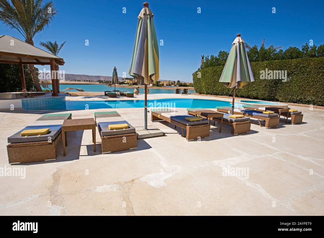 Luxus Villa zeigen Home im tropischen Sommer Ferienanlage mit Schwimmbad und Bar Stockfoto