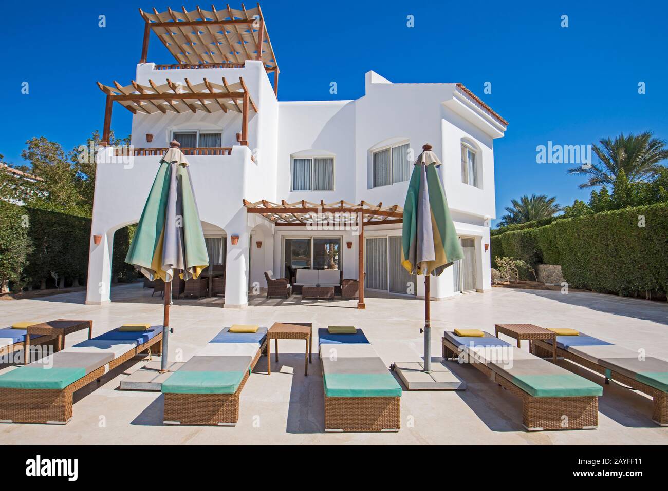Luxusvilla mit Sonnenliegen im tropischen Sommerurlaubsort zu Hause Stockfoto