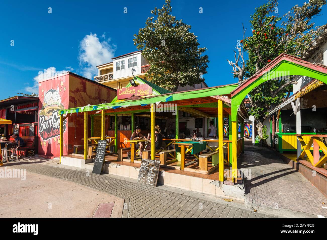 Philipsburg, St. Maarten - 17. Dezember 2018: Beach Front Caribbean Blend Restaurant (karibische Küche) auf der Insel Sint Maarten - Saint Martin, Net Stockfoto