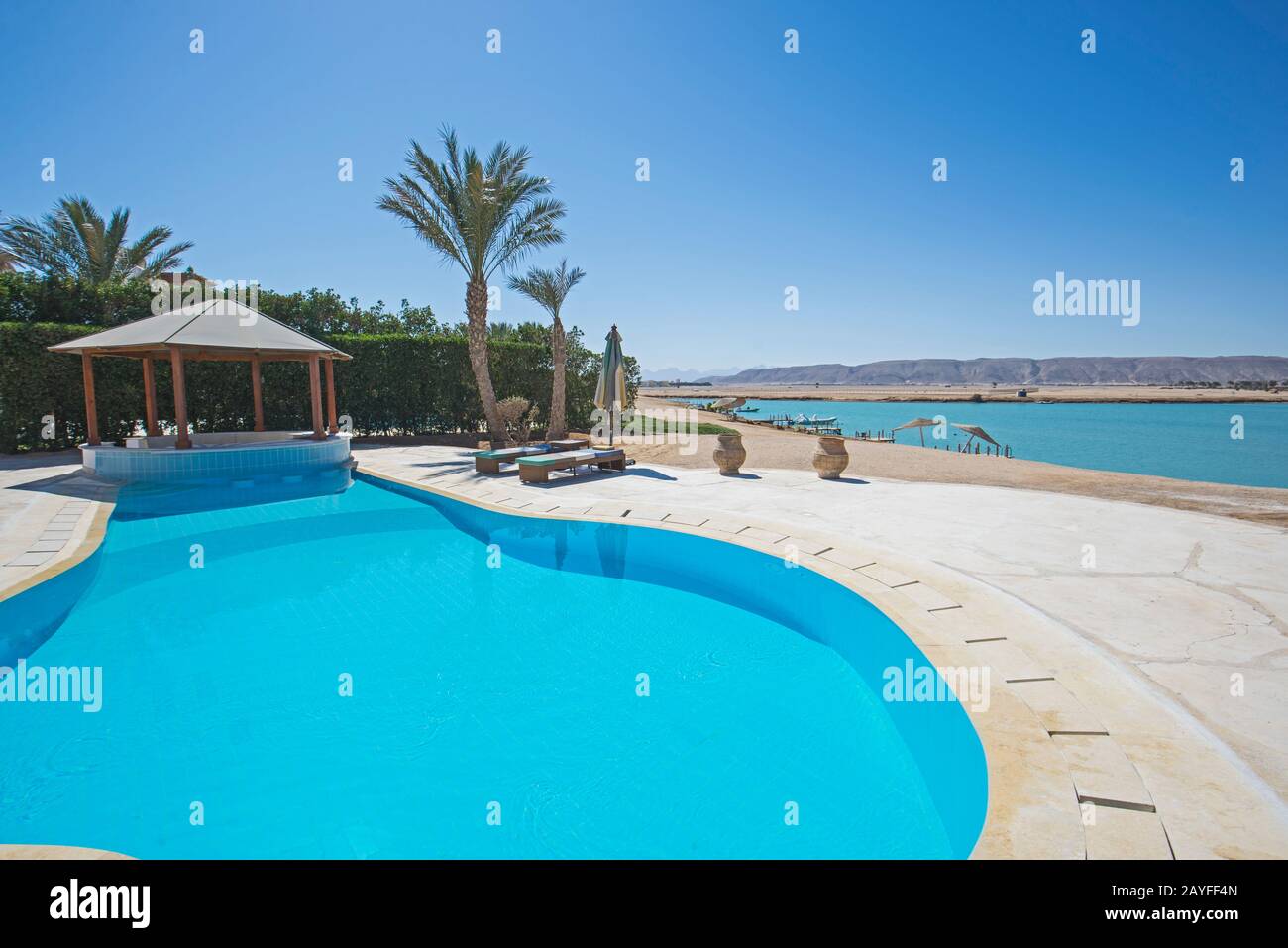 Luxus Villa zeigen Home im tropischen Sommer Ferienanlage mit Schwimmbad und Bar Stockfoto