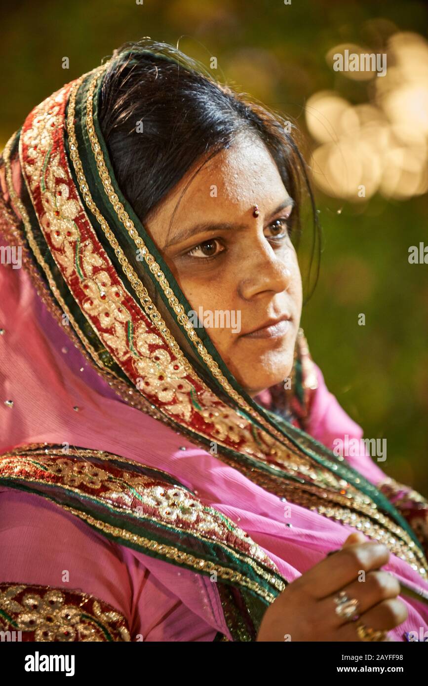 Indische Frau mit typischer Kleidung auf traditioneller indischer Hochzeit, Jodhpur, Rajasthan, Indien Stockfoto