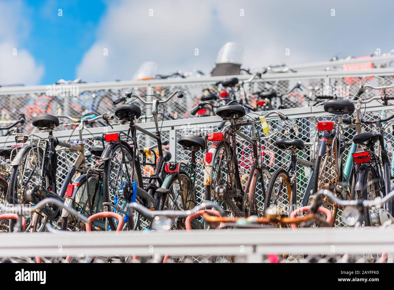 Holländisches Mehrstufes Fahrradparken Stockfoto