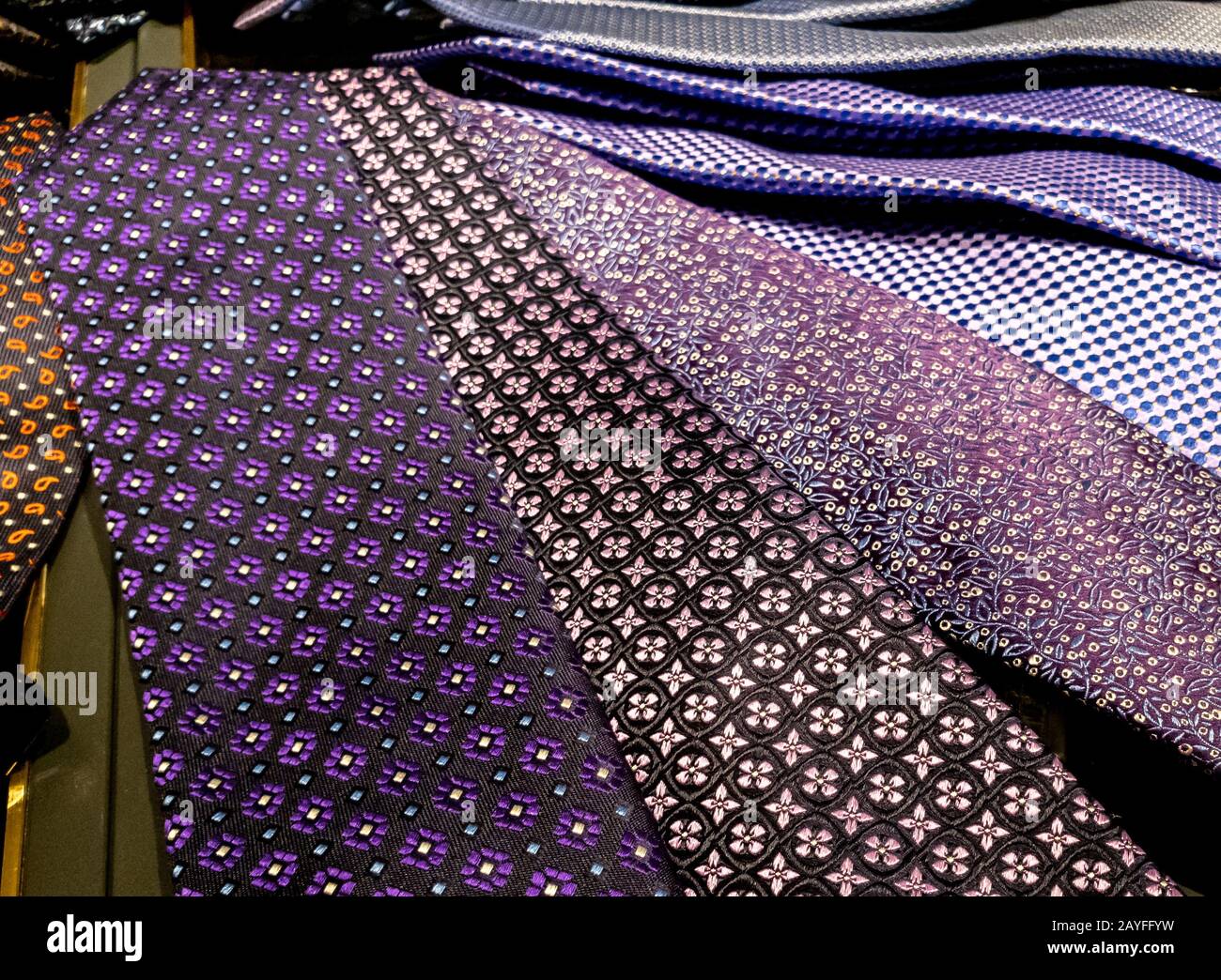 Krawattenlayout für Herren auf dem Tisch mit mehreren Farben und Mustern Stockfoto