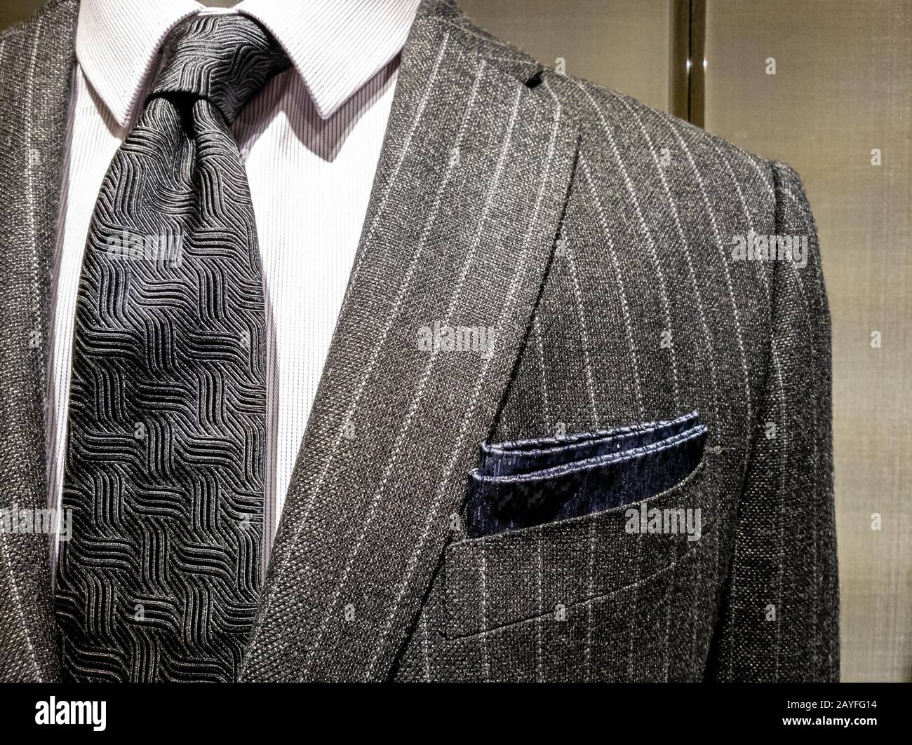 Grau gestreiftes Herrenanzug mit Krawatte im Nahaufnahme Stockfoto