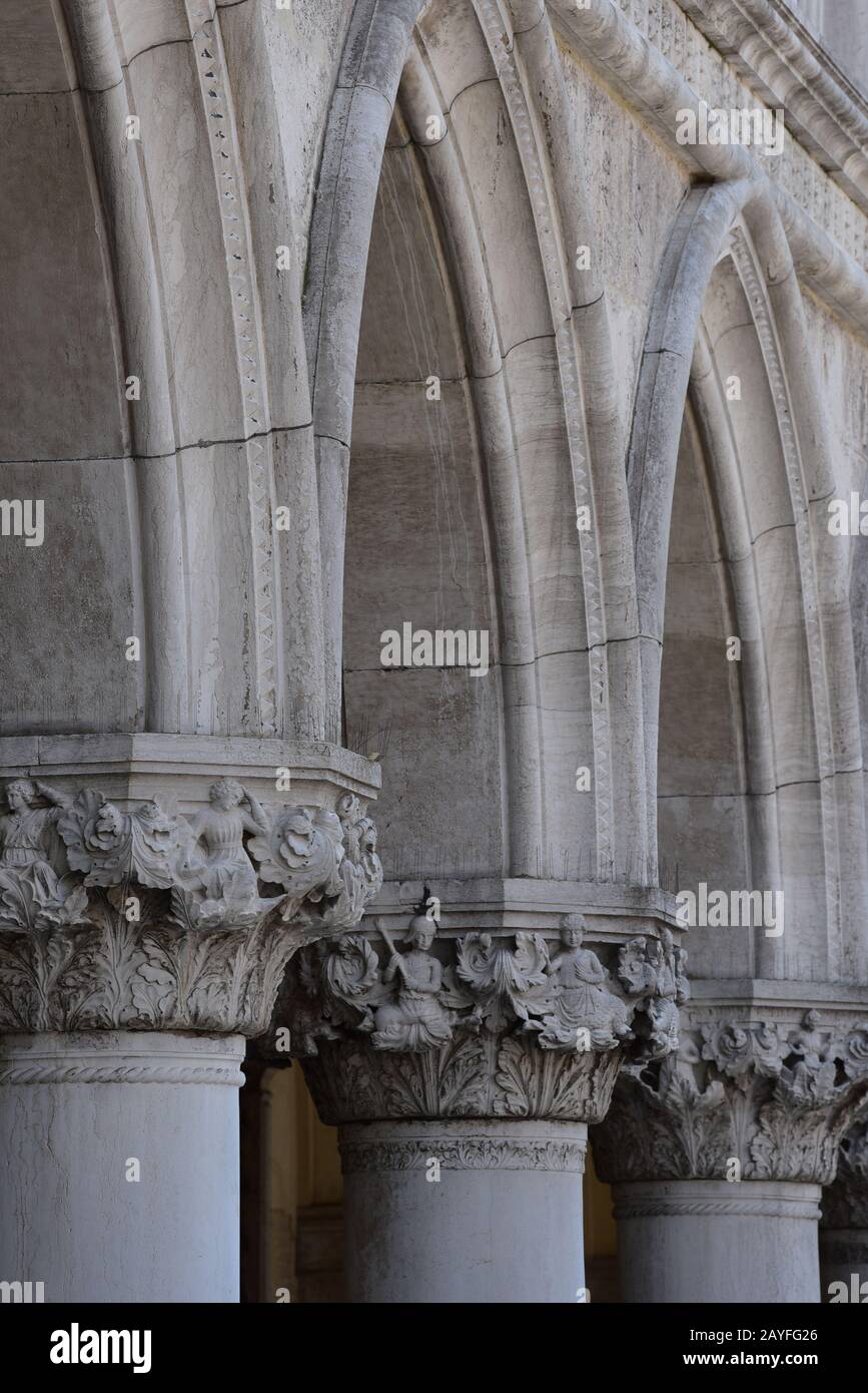 Architektonische Details der Steinarkaden im Stil der Gotik im Dogenpalast aus dem 14. Jahrhundert, Markusplatz, Venedig, Italien, Europa. Stockfoto