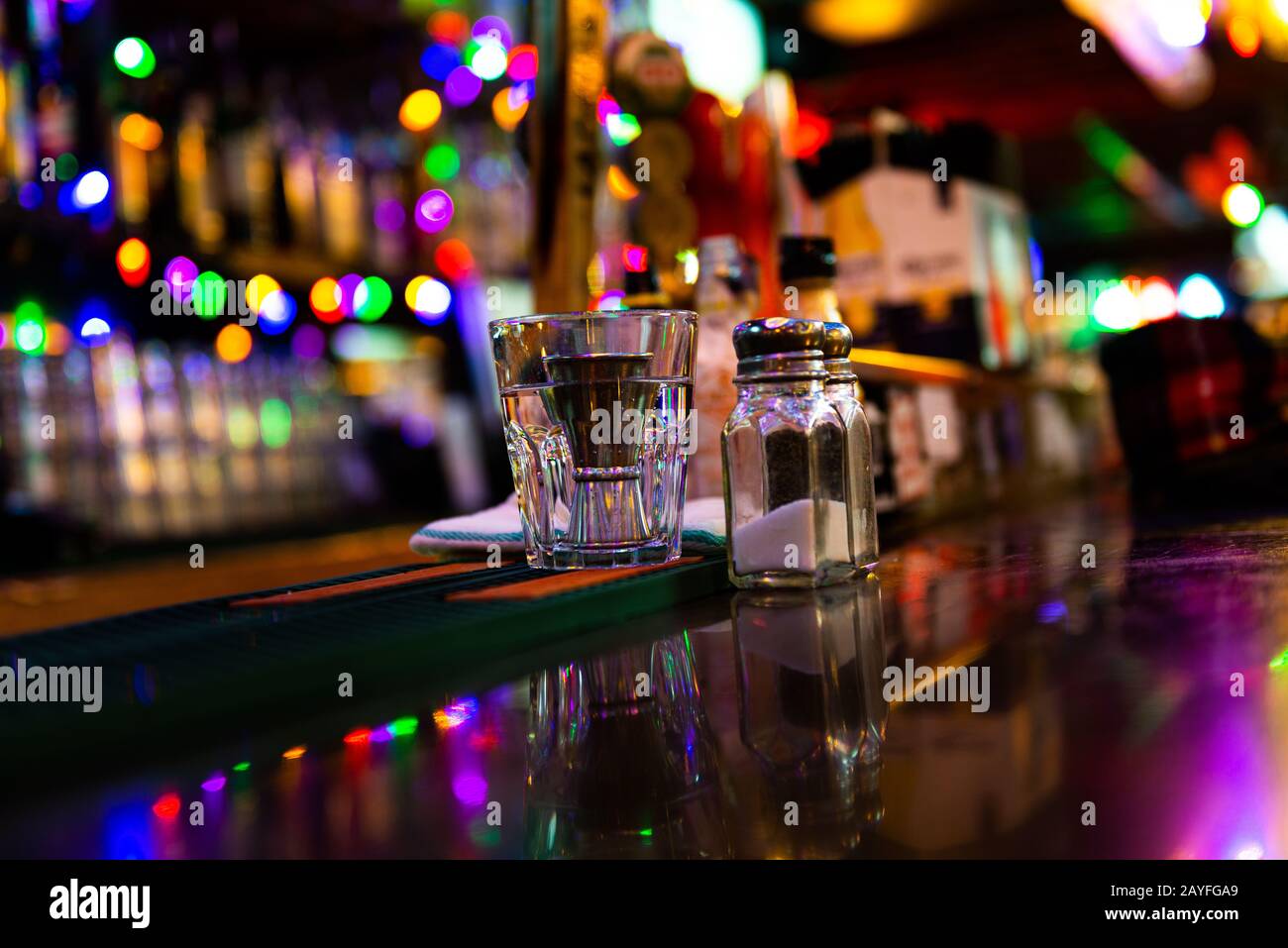 Salz- und Pfefferschüttler an einer Bar Stockfoto