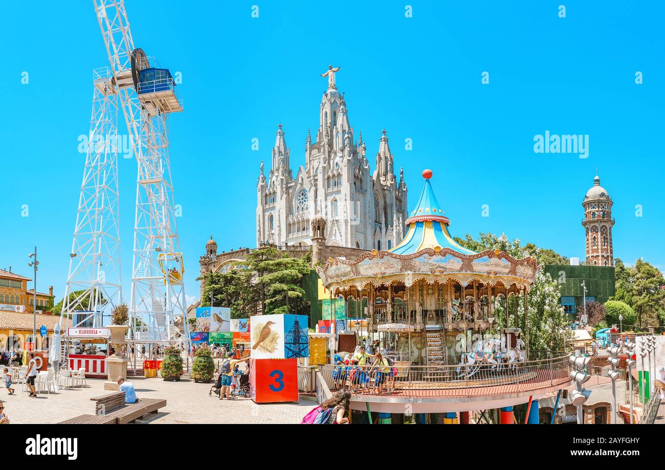 12. JULI 2018, BARCELONA, SPANIEN: Vergnügungspark und Kirche am Tibidabo Hügel Stockfoto