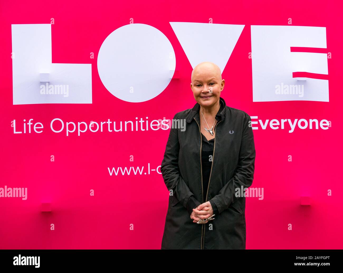 Edinburgh, Schottland, Großbritannien, 15. Februar 2020. Gorgie City Farm: Gail Porter, die Kindheitserinnerungen an den Besuch der Farm hat, trifft die neue LIEBE Gorgie Farm. Love Learning, eine Bildungs- und Sozialhilfe zur Unterstützung verletzter Personen, kündigte im Januar 2019 die Übernahme der städtischen Farm an. Der Hof wird am 29. Februar 2020 wieder eröffnet Stockfoto