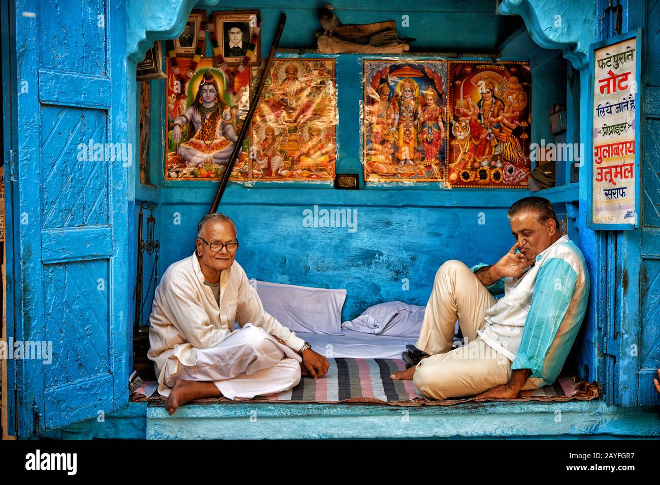 Zwei alte Männer in einem blauen Kasten, bunte Streetlife auf dem Markt von Jodhpur, Rajasthan, Indien Stockfoto