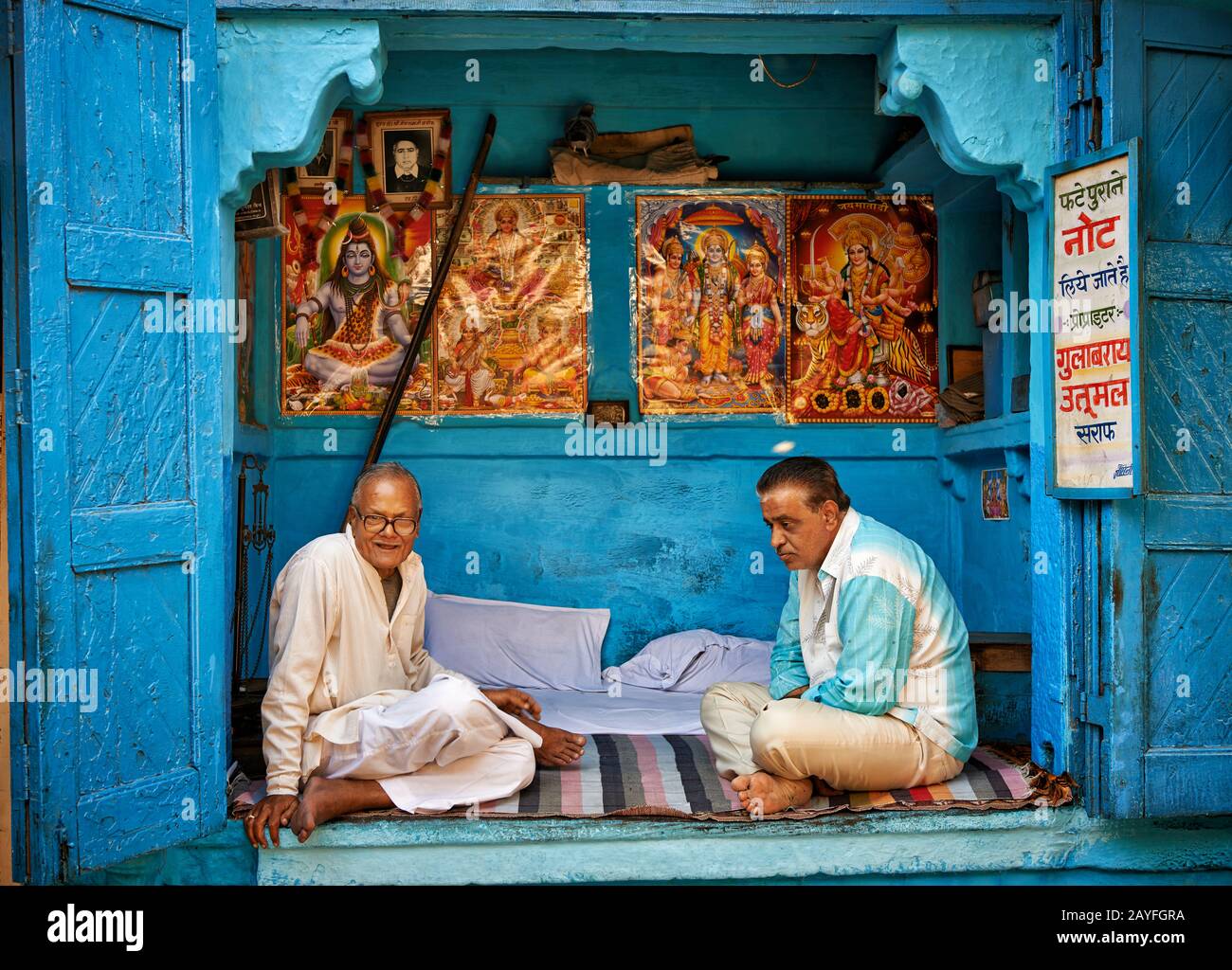 Zwei alte Männer in einem blauen Kasten, bunte Streetlife auf dem Markt von Jodhpur, Rajasthan, Indien Stockfoto