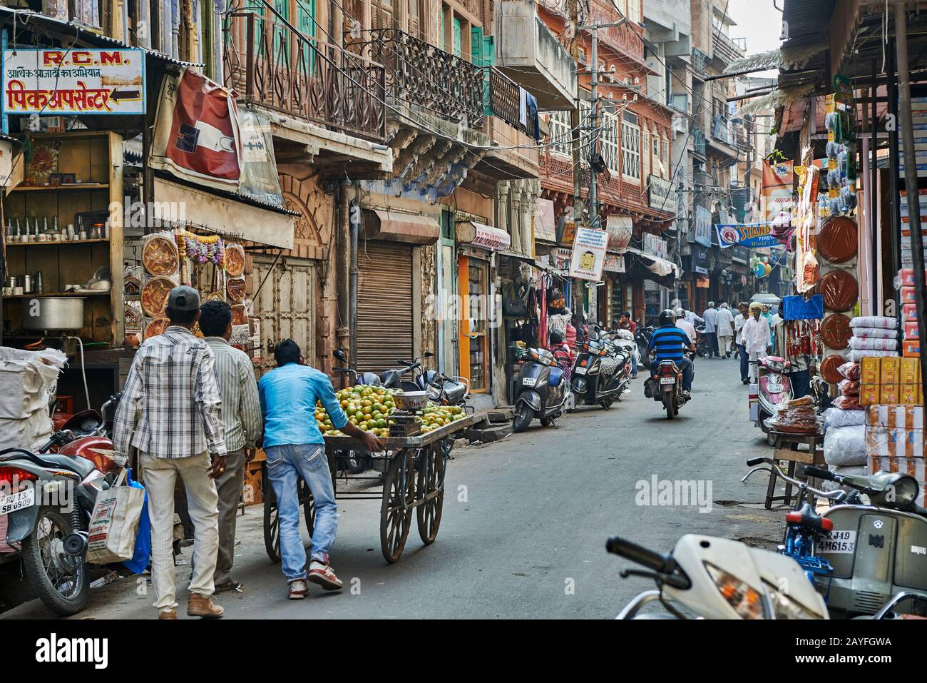 Bunte Streetlife auf dem Markt von Jodhpur, Rajasthan, Indien Stockfoto