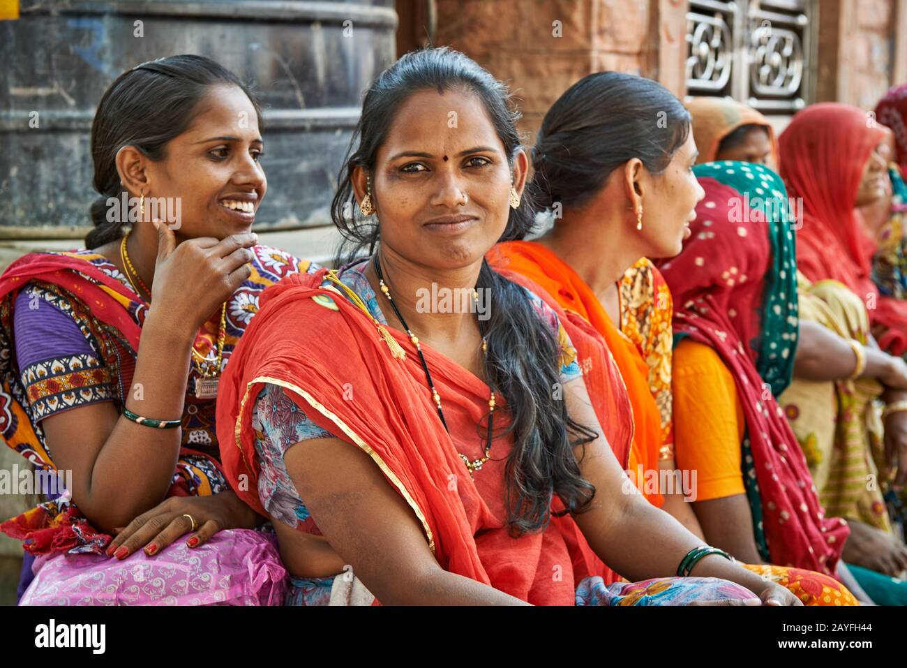 Schone Indische Frauen In Farbenfrohen Saris Bunte Streetlife Auf Dem Markt Von Jodhpur Rajasthan Indien Stockfotografie Alamy