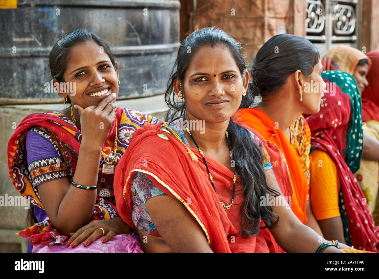 Schöne indische Frauen in farbenfrohen Saris, bunte Streetlife auf dem Markt von Jodhpur, Rajasthan, Indien Stockfoto