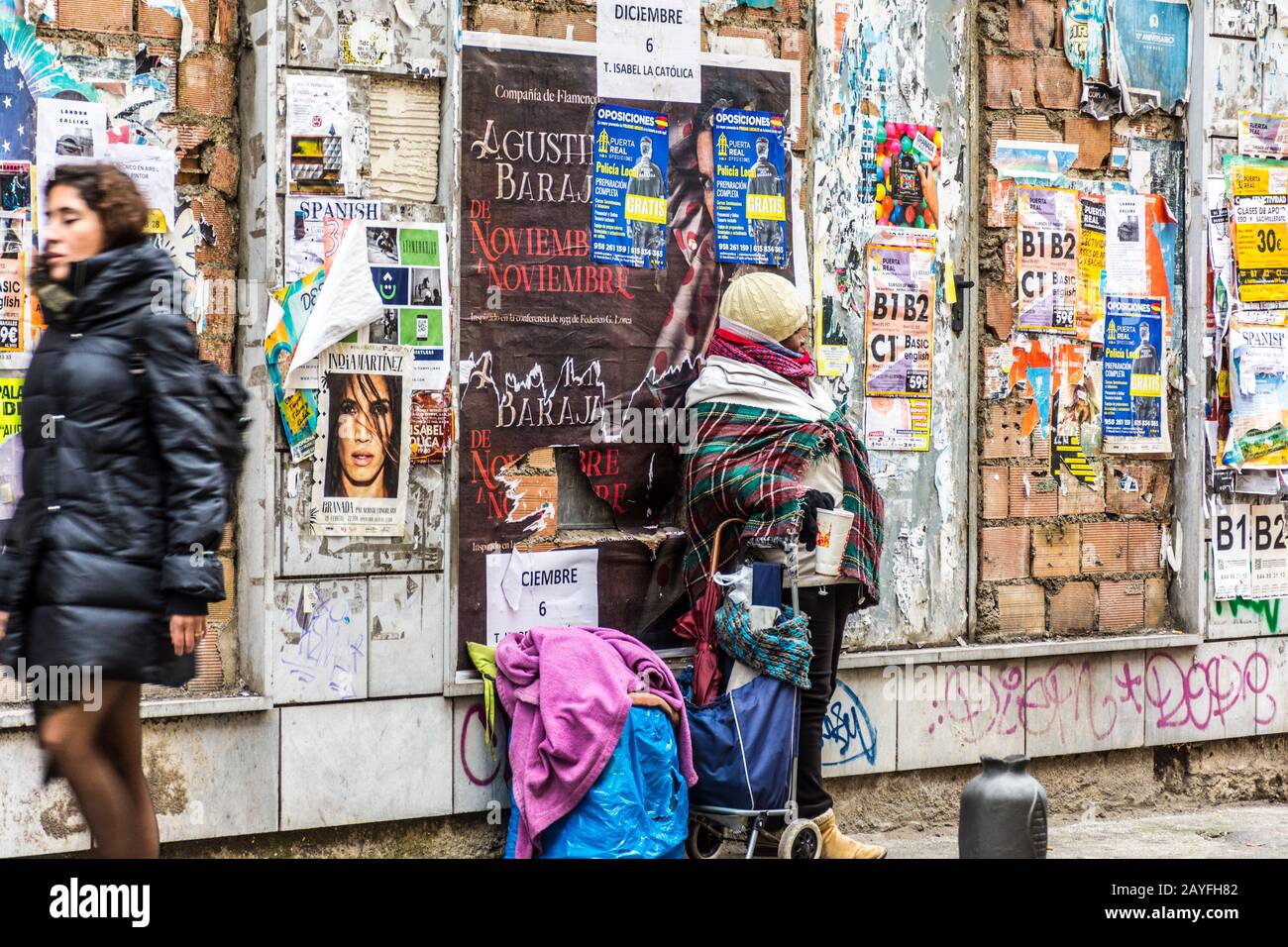 Obdachlose Einwandererin bettelte auf den Straßen von Granada, Spanien. Stockfoto