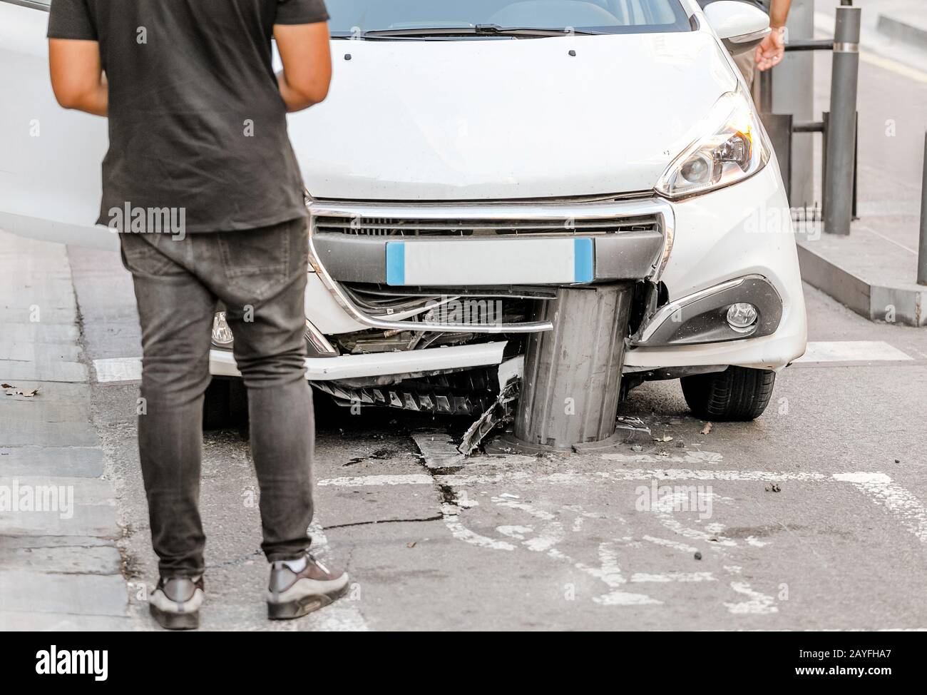 Verkehrsunfall in der Innenstadt - ein Auto stürzte in einen Straßenpfeiler, der die Einfahrt in die Altstadt oder den Parkplatz blockierte Stockfoto