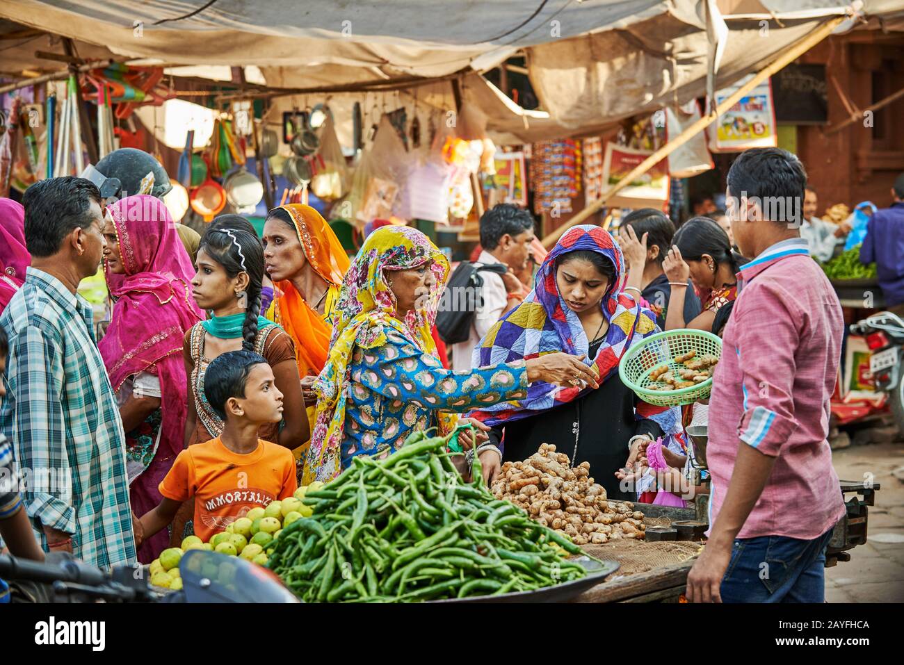 Bunte Streetlife auf dem Markt von Jodhpur, Rajasthan, Indien Stockfoto