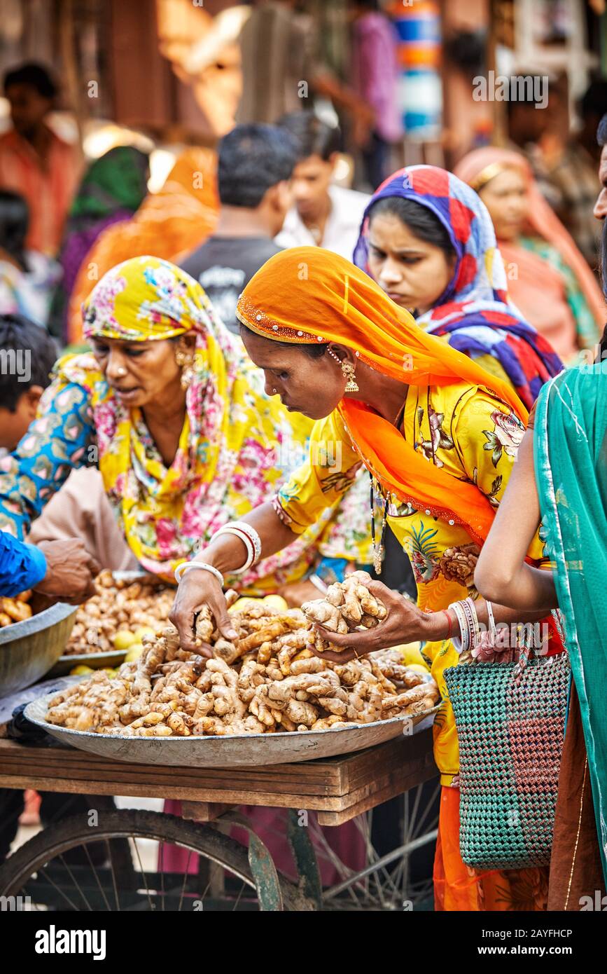 Bunte Streetlife auf dem Markt von Jodhpur, Rajasthan, Indien Stockfoto