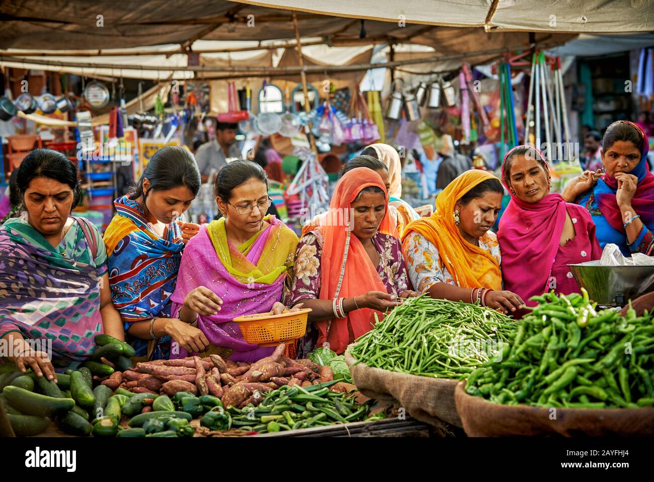 Bunte Streetlife auf dem Markt von Jodhpur, Rajasthan, Indien Stockfoto