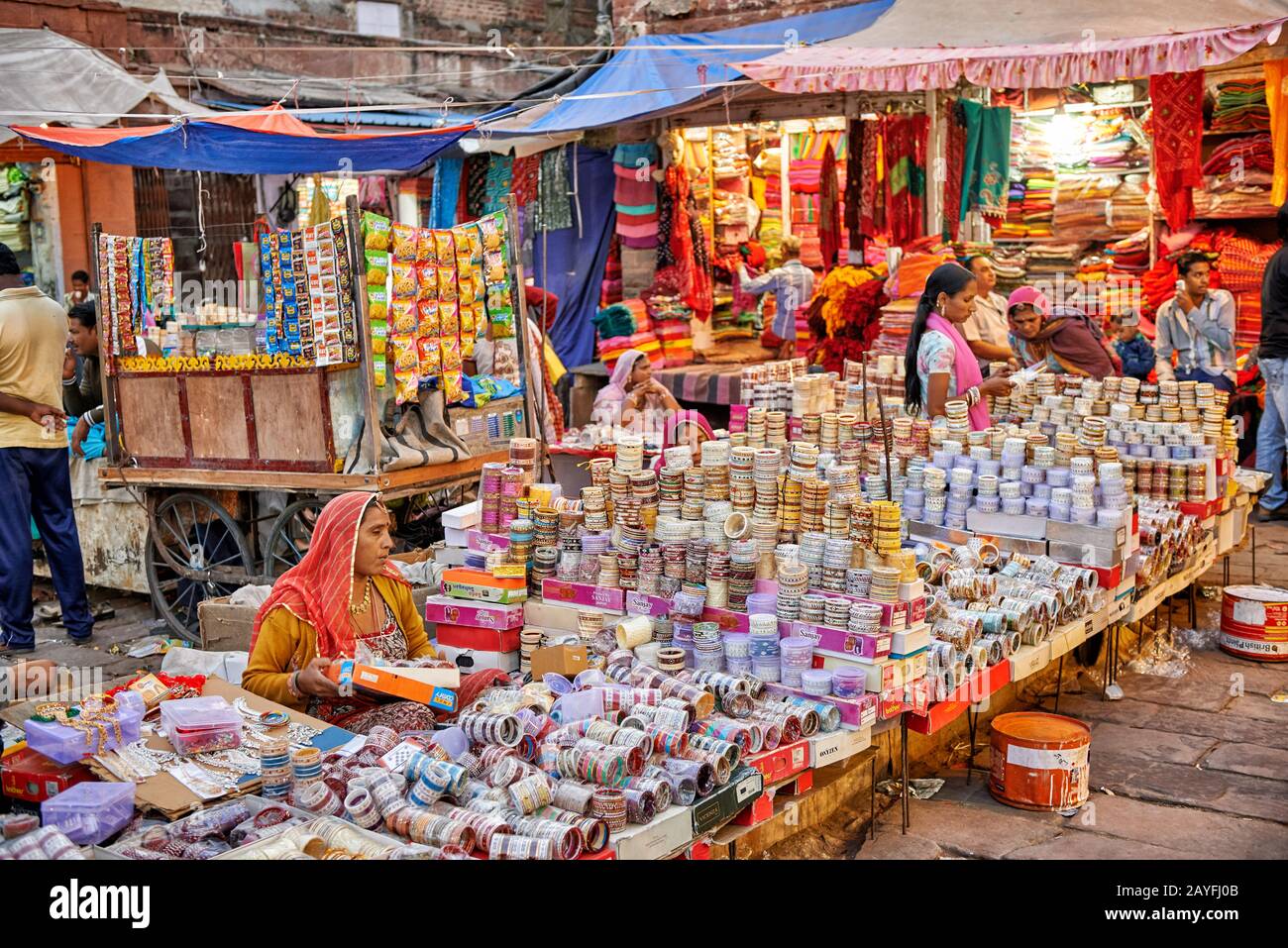 Bunte Streetlife auf dem Markt von Jodhpur, Rajasthan, Indien Stockfoto