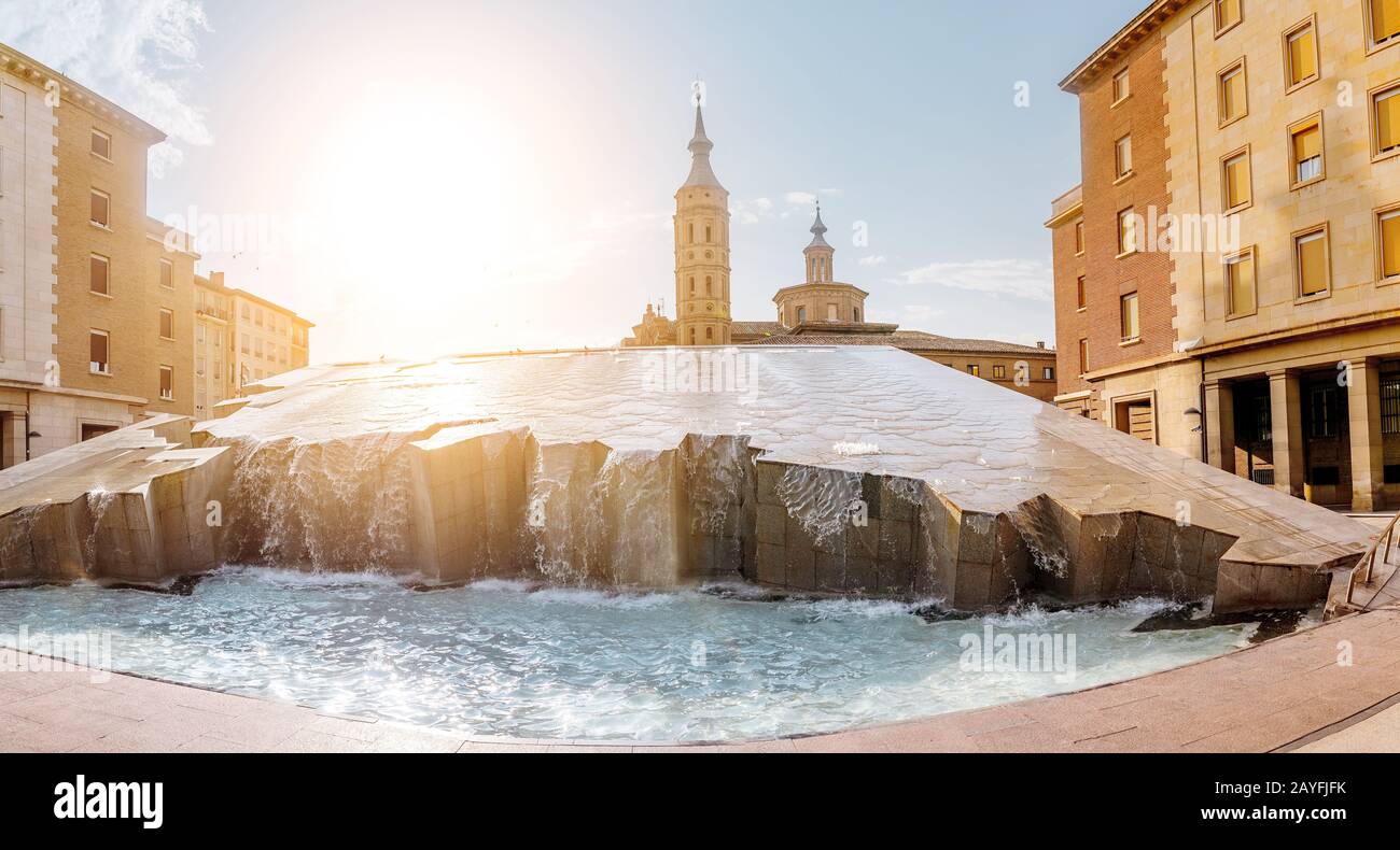 13. JULI 2018, ZARAGOZA, SPANIEN: Spanischer Brunnen (Fuente Hispanidad) auf dem zentralen Platz der Stadt Stockfoto