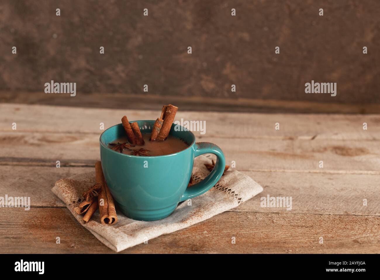 Masala chai mit Gewürzen. Zimt Stick, Thai Cardamom, Star Anis, Black Peppercorns, Fenchel Seeds Black Tea Stockfoto