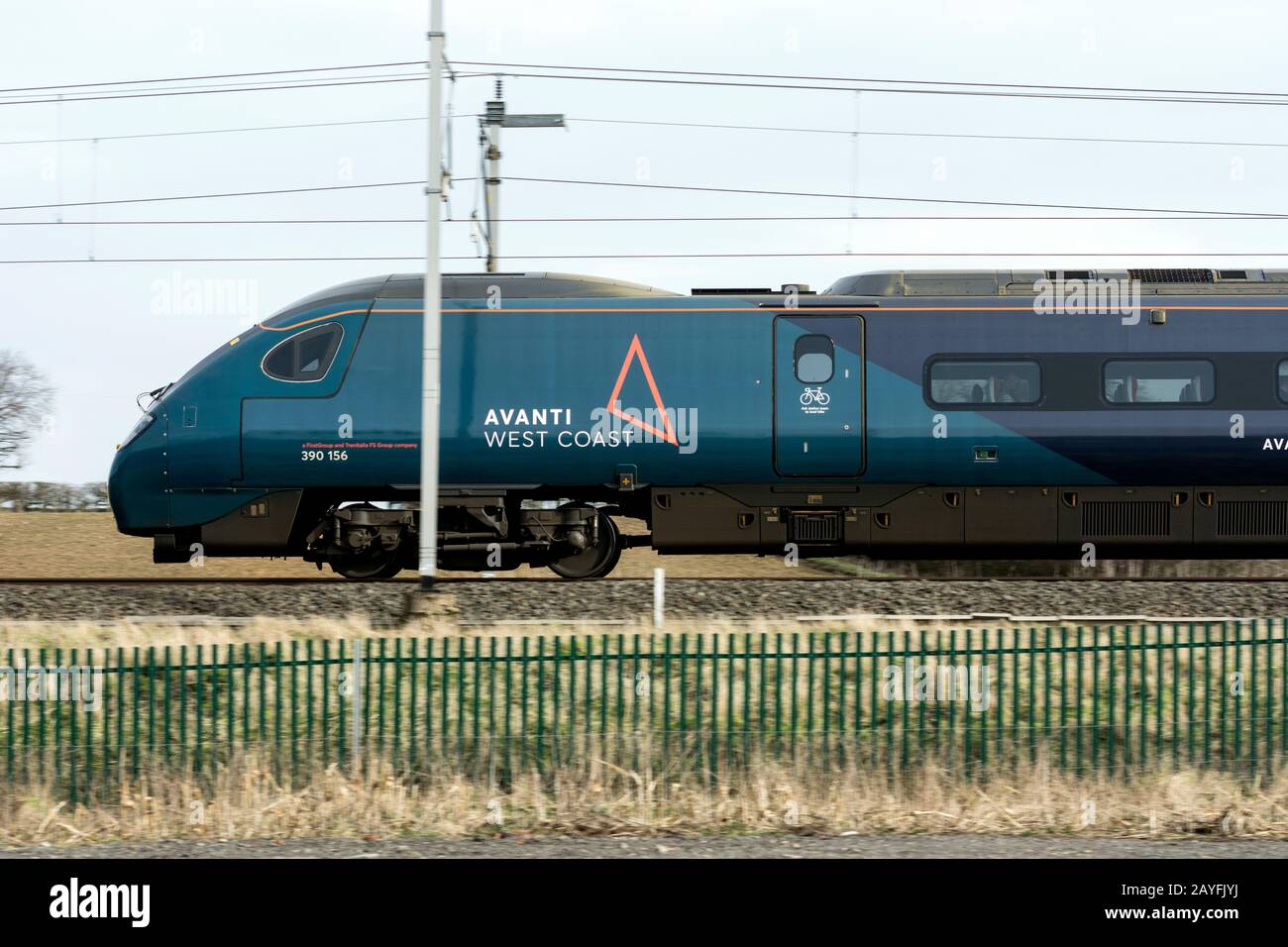 Avanti West Coast Pendolino mit Geschwindigkeit, Seitenansicht, Northamptonshire, Großbritannien Stockfoto