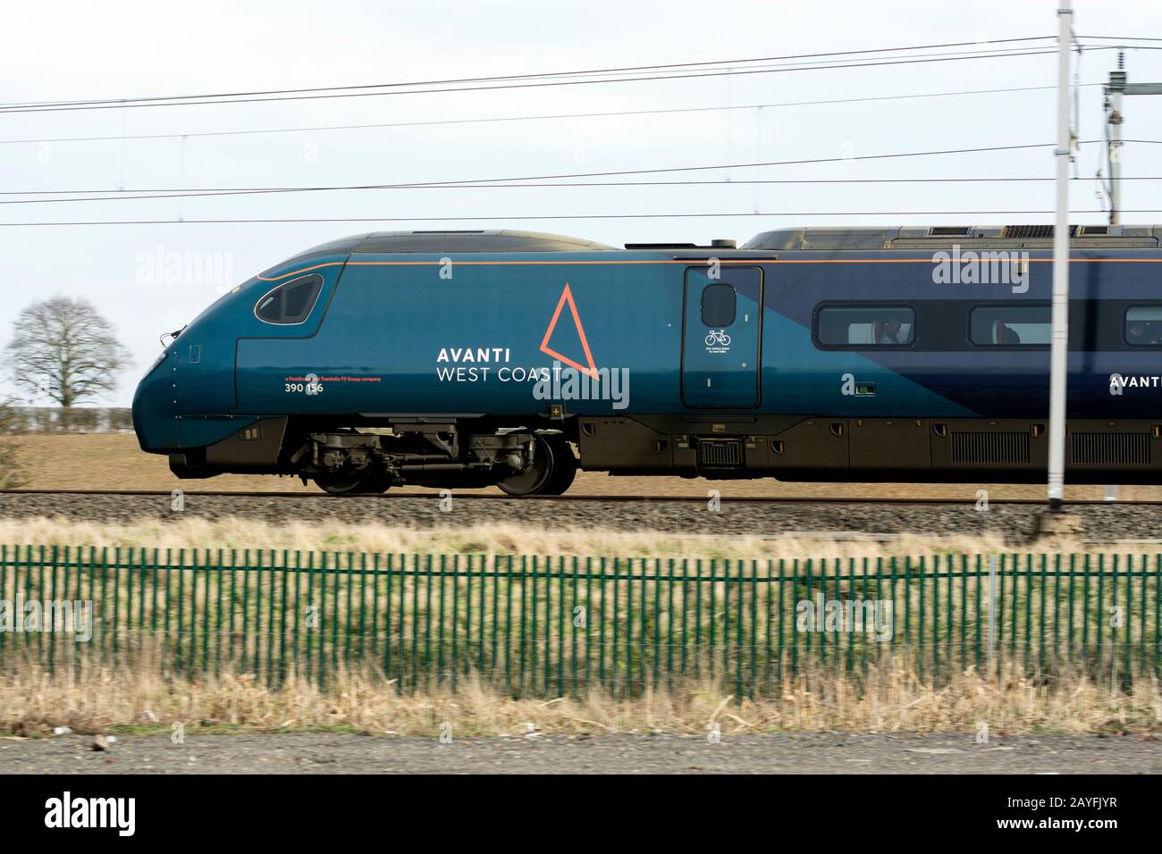 Avanti West Coast Pendolino mit Geschwindigkeit, Seitenansicht, Northamptonshire, Großbritannien Stockfoto