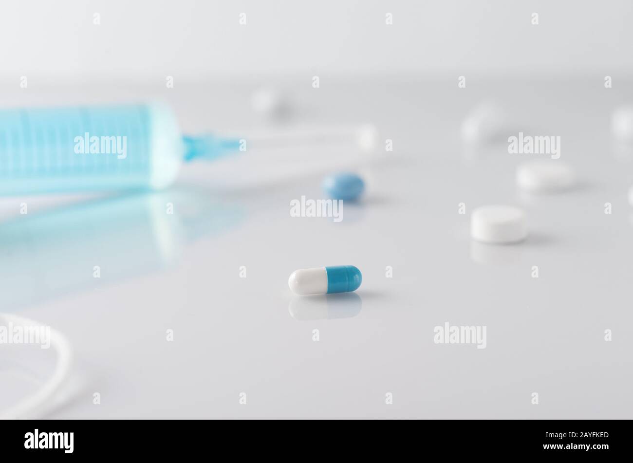 Medizinische Behandlung und Spritze mit medizinischem Medikament für die Gesundheitstherapie. Selektiver Fokus. Schmerzen, Gesundheit, . Krankheit, medizinisches Konzept. Horizontal. Stockfoto